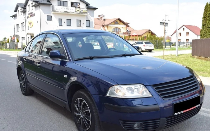 Volkswagen Passat cena 10900 przebieg: 262010, rok produkcji 2003 z Starachowice małe 172